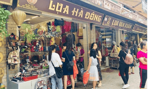 Du khách thăm quan mua sắm tại làng lụa Vạn Phúc .
