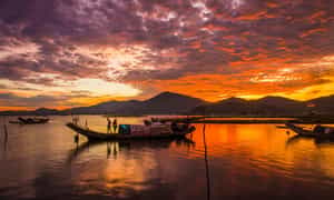 浪漫夕阳下 Cau Hai Lagoon 的小船