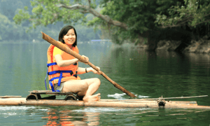 Du khách sẽ có cơ hội chèo thuyền kayak để khám phá thiên nhiên của đảo Bà Góa một cách trọn vẹn