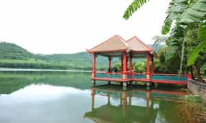 Du khách có thể trải nghiệm dịch vụ câu cá hồ Tiên Sa ở các chòi câu riêng biệt