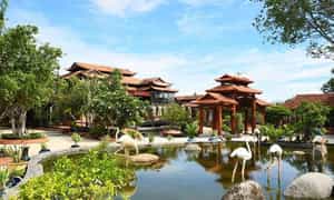 Làng cổ Phước Lộc Thọ là điểm tham quan độc đáo của du lịch Long An với những căn nhà gỗ cổ nhất Việt Nam, mang bản sắc ba miền đất nước.