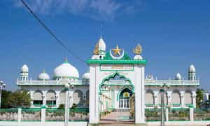 从远处看，Masjid Al Ehsan 以其纯白色的主色调极其引人注目