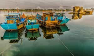 Cả vùng xung quanh cửa Sa Cần là một “hợp thể” của vẻ quyến rũ, thơ mộng, ngay bên cạnh Vũng Quýt, nay gọi là Dung Quất.
