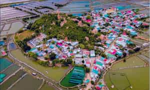 Làng bích họa Hòn Thiên thuộc thôn Hòn Thiên, xã Tân Hải, huyện Ninh Hải, cách trung tâm thành phố Phan Rang khoảng chừng 10km về hướng Bắc.