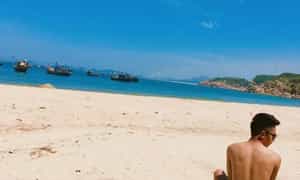 你可以沉浸在大海中，与清凉的海水融为一体，感受温柔的海浪