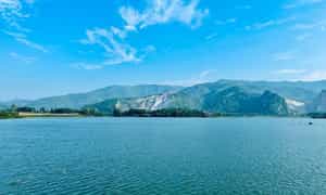 Dong Chanh Hoa Binh 湖水清澈碧蓝
