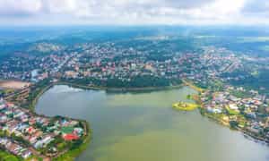 Người ta thường ví von hồ nước này tựa như “mắt biếc” giữa lòng thị trấn tạo không khí mát mẻ và khung cảnh đẹp mơ màng.
