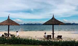 Tắm biển tại đảo Rều
