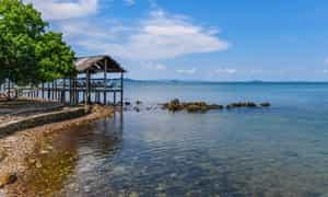坚江海盗岛清澈碧蓝的海水