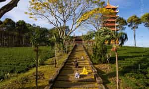 Tu viện nằm trên một ngọn đồi cao rộng 25ha tại cao nguyên Di Linh