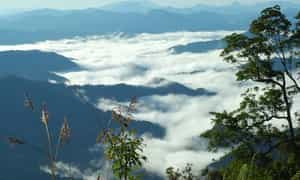 这里因其浪漫的风景和终年云雾缭绕而被称为广南省最美丽的山。