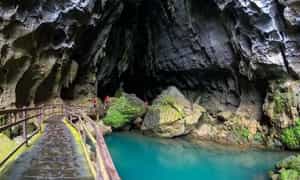 Hang Tối còn rất hoang sơ, bên trong là nhũ thạch với hình hài đa dạng