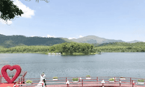 Cầu Tình Yêu độc đáo tại hồ Yên Trung