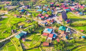 Cách huyện Kon Plông, tỉnh Kon Tum khoảng 50km, làng Vi Rơ Ngheo của người Xơ Đăng ở xã Đăk Tăng được bao bọc bởi núi rừng nguyên sơ, ruộng bậc thang xanh ngát, sắc hồng địa lan thơ mộng… đã tạo thành điểm đến hấp dẫn du khách.