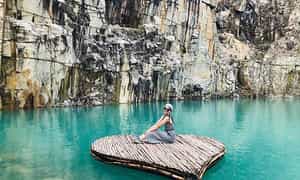 Tuyệt Tình Cốc Đà Lạt là một địa điểm du lịch nổi tiếng với hồ nước xanh ngọc bích và nhiều góc chụp ảnh đẹp.