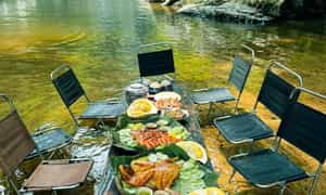 Cùng bạn bè tận hưởng không gian cực chill của rừng núi.