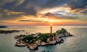 Nơi đây có vịnh đá nhảy độc đáo, có núi Tà Cù hùng vỹ, là nơi ngắm nhìn bình minh và hoàng hôn tuyệt đẹp.