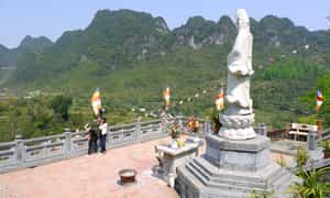 Chùa Phật Tích mang vẻ đẹp bình yên, cổ xưa.