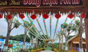 Điểm khác biệt của Khu sinh thái Sông Hậu Farm là dù diện tích lớn nhưng nơi đây hạn chế tối đa xây dựng bê tông, cốt thép mà thay vào đó là vật liệu từ tre, nứa, lá thân thiện với môi trường.
