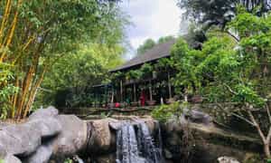 和富清位于岘港市和旺区雄伟的山脉和森林之中，就像一块“娱乐玉石”