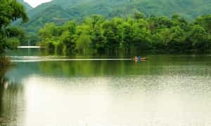 Vai Mieu Lake位于山脉下，景色十分诗意。