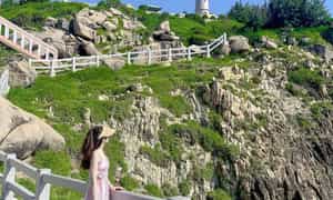 Ngọn hải đăng nằm yên bình trên Mũi Đại Lãnh. Nơi đây còn được xem là nơi đón bình minh đầu tiên của Việt Nam.