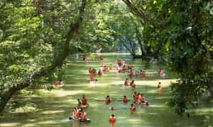 Vui chơi giải trí dưới dòng suối mát mẻ