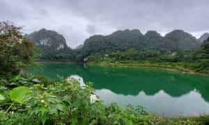 Ngày nhiều mây tại Hồ Thang Hen