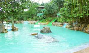 Hồ bơi nhân tạo thu hút các bé thiếu nhi