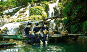 每到夏季,附近的人们常常来这里纳凉、游玩。