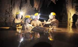 Tắm bùn trong hang Tối