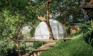 Tropical Eglamping 露营地距离胡志明市仅 2 小时车程（96 公里），坐落在一座高山上的黄金地段，这里有数十年历史的古老腰果林。