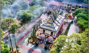 Chánh điện chùa xây dựng trên nền đất cao, có nhiều bậc cấp dẫn lên, được trang trí lộng lẫy với nhiều hoa văn, họa tiết. Mái của chánh điện được cấu tạo gồm nhiều lớp chồng lên nhau, trên đỉnh là chóp tháp cao vút, uy nghi.