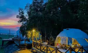 Với lợi thế nằm cạnh lòng hồ du khách có thể ở trong lều nhìn ra ngắm hoàng hôn, bình minh trên lòng hồ, với mỗi lều cao cấp riêng biệt, có cả máy lạnh trong lều.