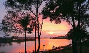 Du lịch hồ Tây Đăk Mil bạn sẽ bị mê mẩn bởi không gian thơ mộng của nơi này.