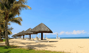 Triền cát trắng mịn của bãi biển