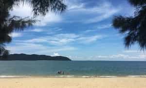 Biển Cái Chiên mát lành cùng bãi cát thoai thoải.