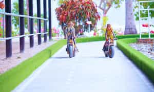 Luôn khiến người xem phấn khích đó là màn đua xe moto của các “tay đua” khỉ. L