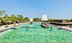 Mô hình thuyền buồm tạo thành điểm nhấn nổi bật cho khu biển nhân tạo
