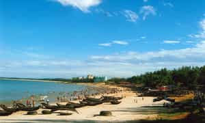 Bãi biển rộng trải dài mang vẻ đẹp hoang sơ yên ả