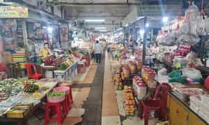 Chợ Long Hoa là một tuyệt tác kiến trúc trên một lô đất vuông với ngôi nhà lồng hình chữ thập, được bao quanh bởi 8 cửa mở ra 8 con đường