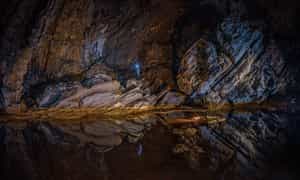 Trung Hoa 면에서 Hoa Son 면(Quang Binh 성 Minh Hoa 현)까지 뻗어 있는 Ruc Mon은 길이 2,862m, 천장 높이 약 300m의 동굴입니다.