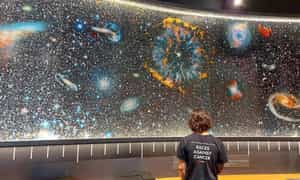 在天文室观察银河系和星系