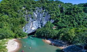 Toàn cảnh lối vào động Phong Nha