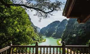 Nằm ở lưng chừng núi với độ cao 500m so với mực nước biển, nên phần lớn Tuyệt Tình Cốc được bao phủ bởi cách vách núi đá.