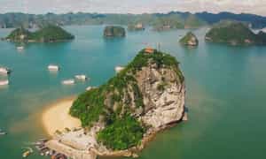 Khi nhìn view từ trên cao, bạn sẽ thấy đảo Ti Tốp có một bờ dốc đứng, một bờ nghiêng cùng bãi cát trắng hình trăng lưỡi liềm khá đẹp mắt.