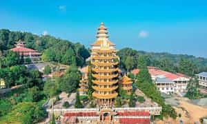 Van Linh Pagoda 规模宏大，拥有 3 座古塔