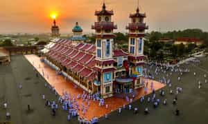 Khuôn viên rộng lớn bên ngoài Tòa Thánh Tây Ninh