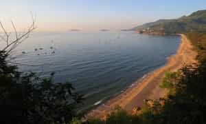 归和海滩非常平静,水不太深,因此您可以自由地沉浸在清澈凉爽的水中。