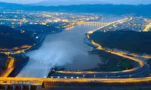 밤에 Hoa Binh 수력 발전소